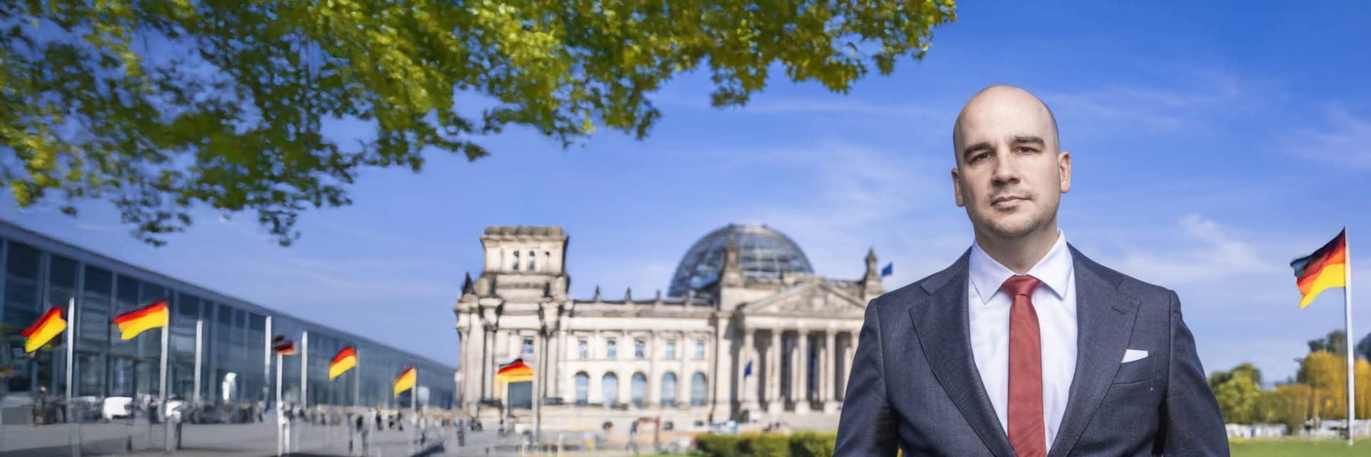 Robert Teske vor dem Reichstagsgebäude in Berlin
