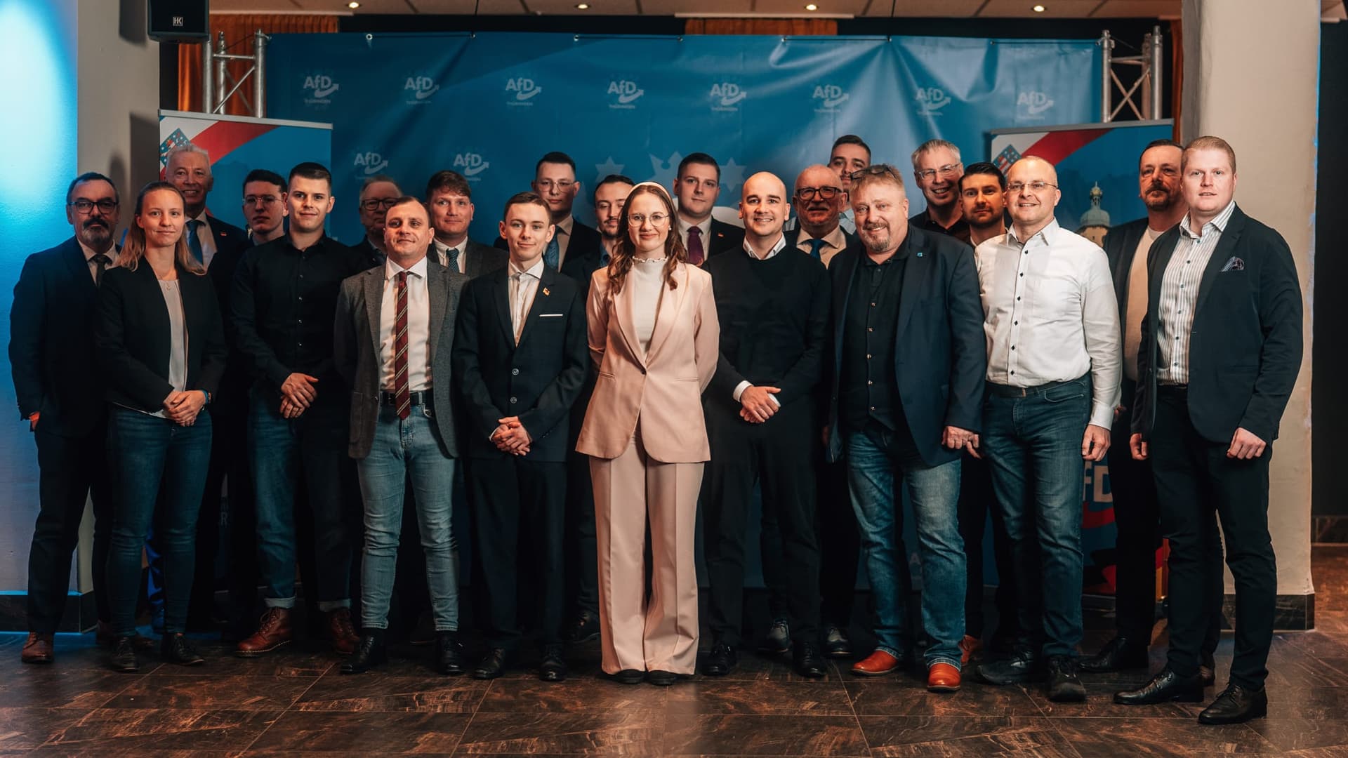 Gruppenfoto der Teilnehmer vor der AfD-Thüringen-Bühnenwand bei der Gründungsveranstaltung