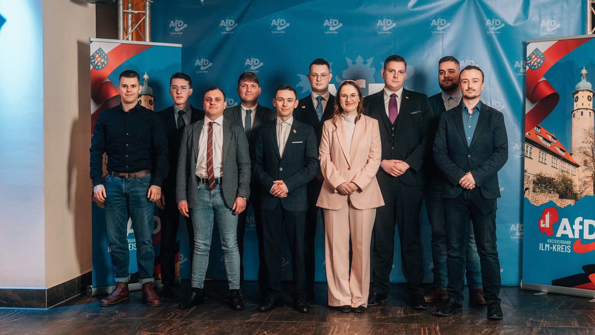 Gruppenfoto vor den Roll-ups der AfD-Kreisverbände bei der Gründungsveranstaltung
