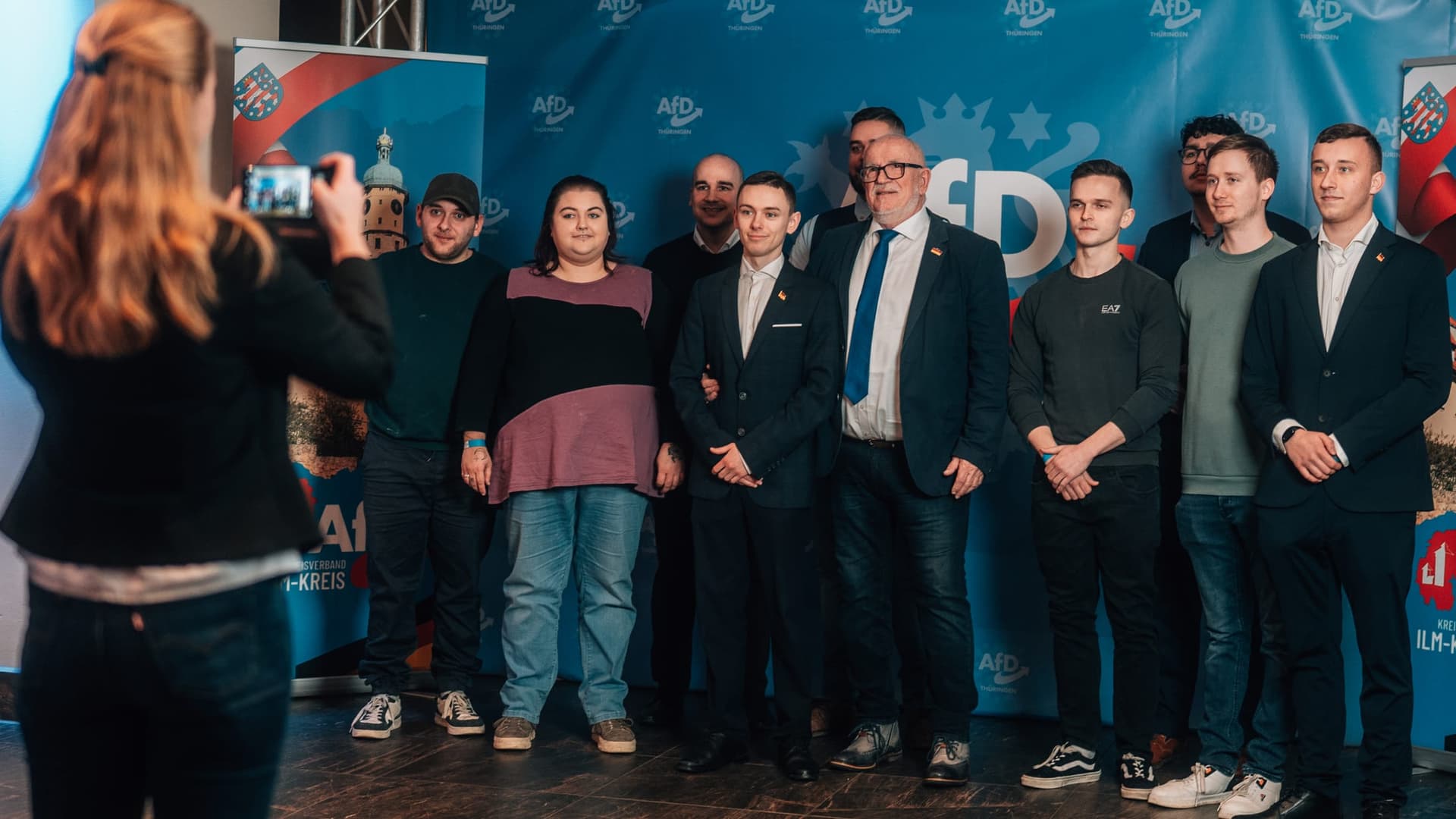 Teilnehmer der Gründungsveranstaltung lassen sich gemeinsam fotografieren